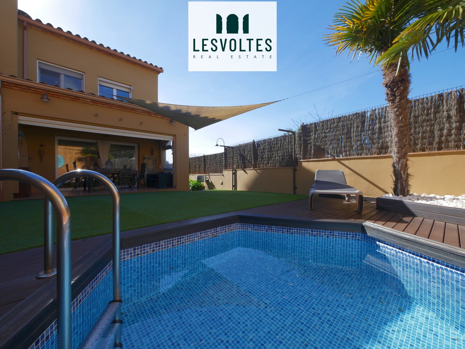 ESPECTACULAR CASA DE 217M2 A TRES VIENTOS CON GARAJE Y JARDÍN