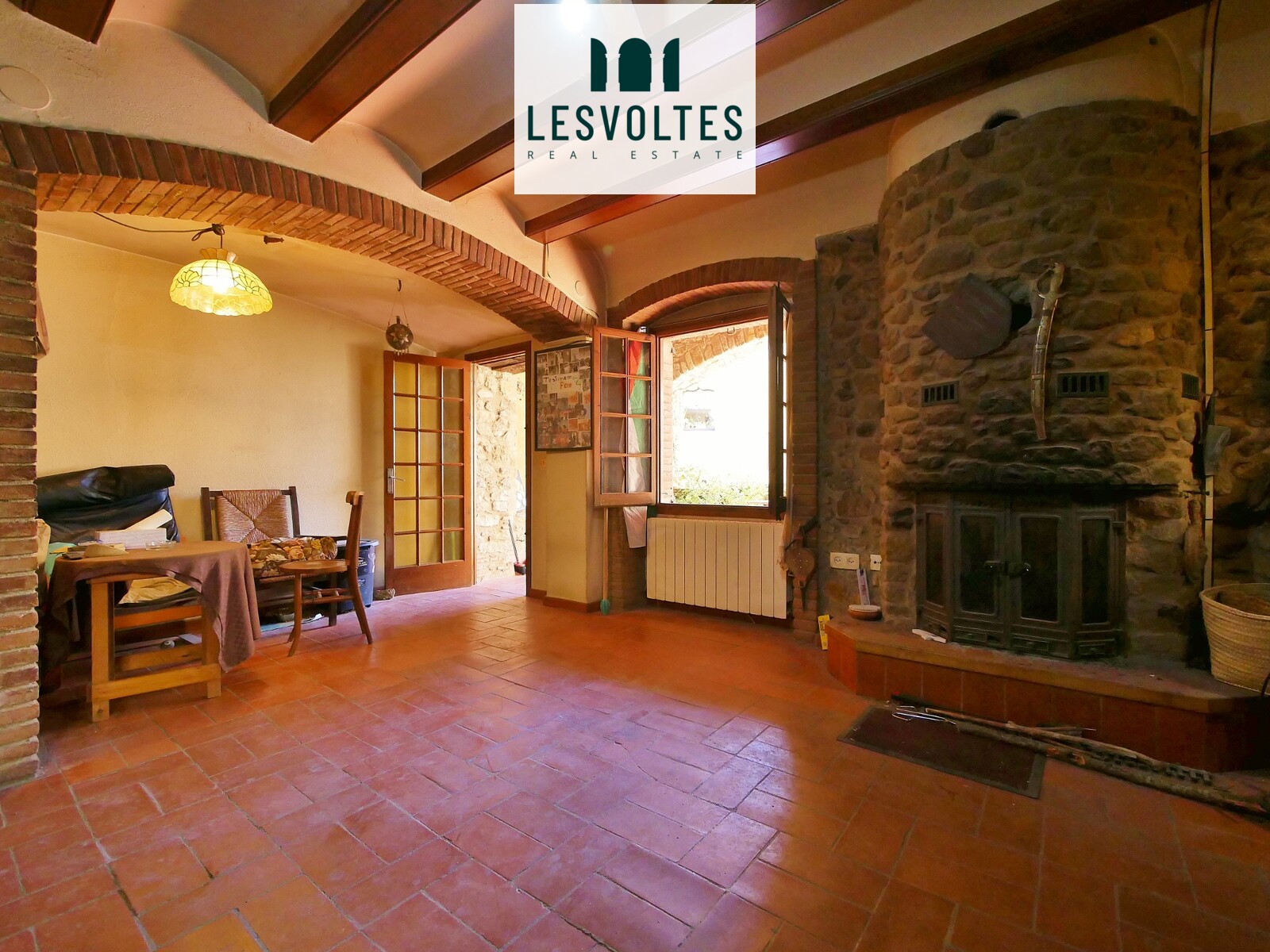 CASA DE PIEDRA PARA ACTUALIZAR CON GARAJE Y DOS FANTÁSTICAS TERRAZAS EN VENTA EN CORÇÀ