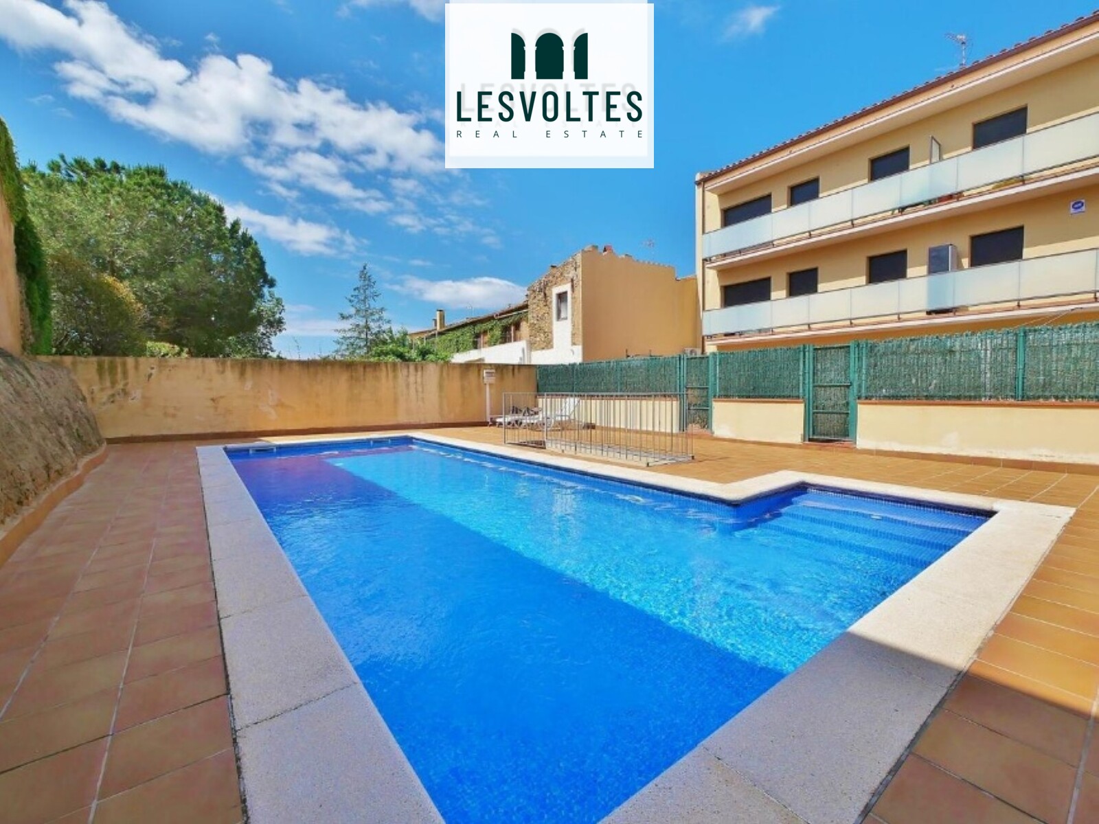 PIS DE 2 HABITACIONS AMB GARATGE I PISCINA COMUNITÀRIA PER LLOGAR, A PALAFRUGELL