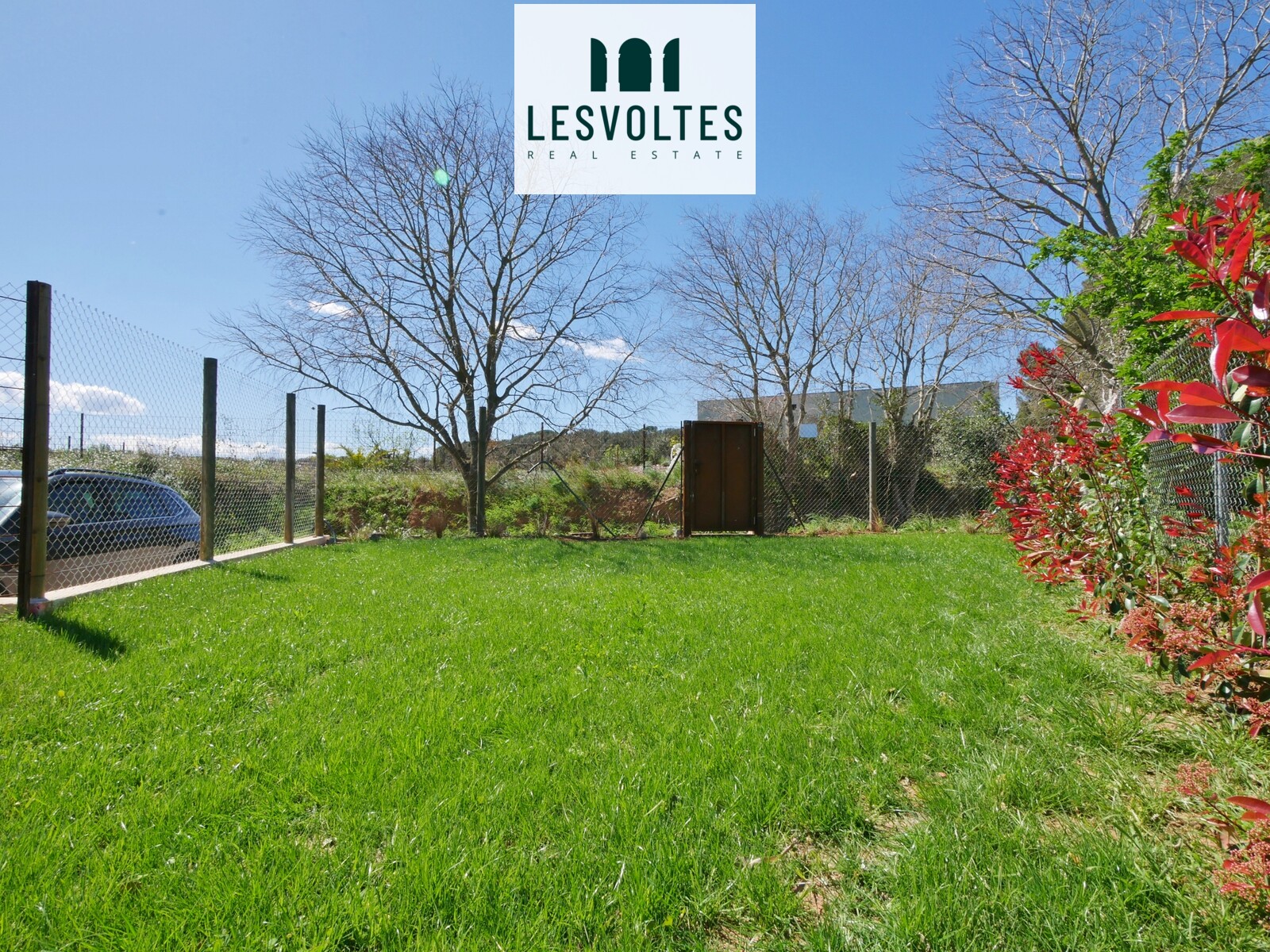 ACOLLIDOR I RÚSTIC APARTAMENT TIPUS LOFT, AMB JARDÍ I ZONA D’APARCAMENT EN LLOGUER PER A 2a RESIDÈNCIA A RUPIÀ.