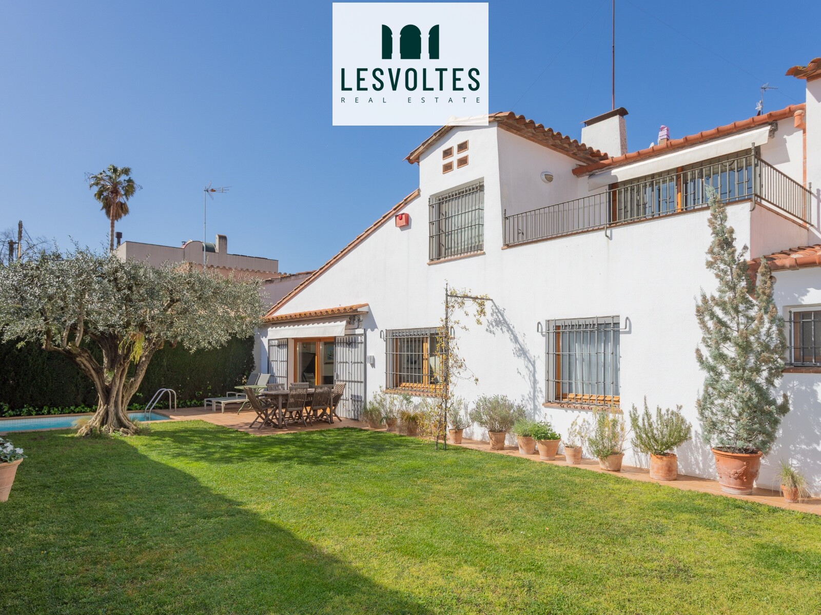 MAGNÍFICA PROPIETAT DE 225 M², AMB JARDÍ DE 206 M², PISCINA I GRANS ESPAIS, EN VENDA A LA BISBAL D'EMPORDÀ.