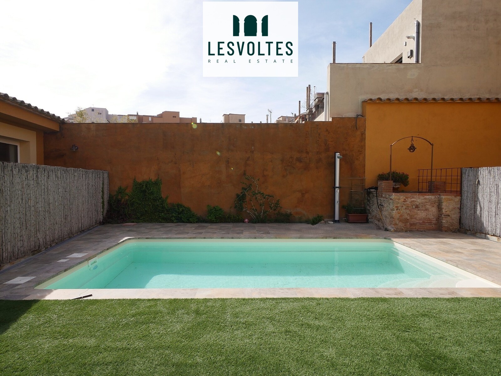 FANTÀSTIC LOFT AMB TERRASSA, JARDÍ I ZONA COMUNITÀRIA SITUAT A PALAFRUGELL. EQUIPAT I AMB PÀRQUING INCLÒS.