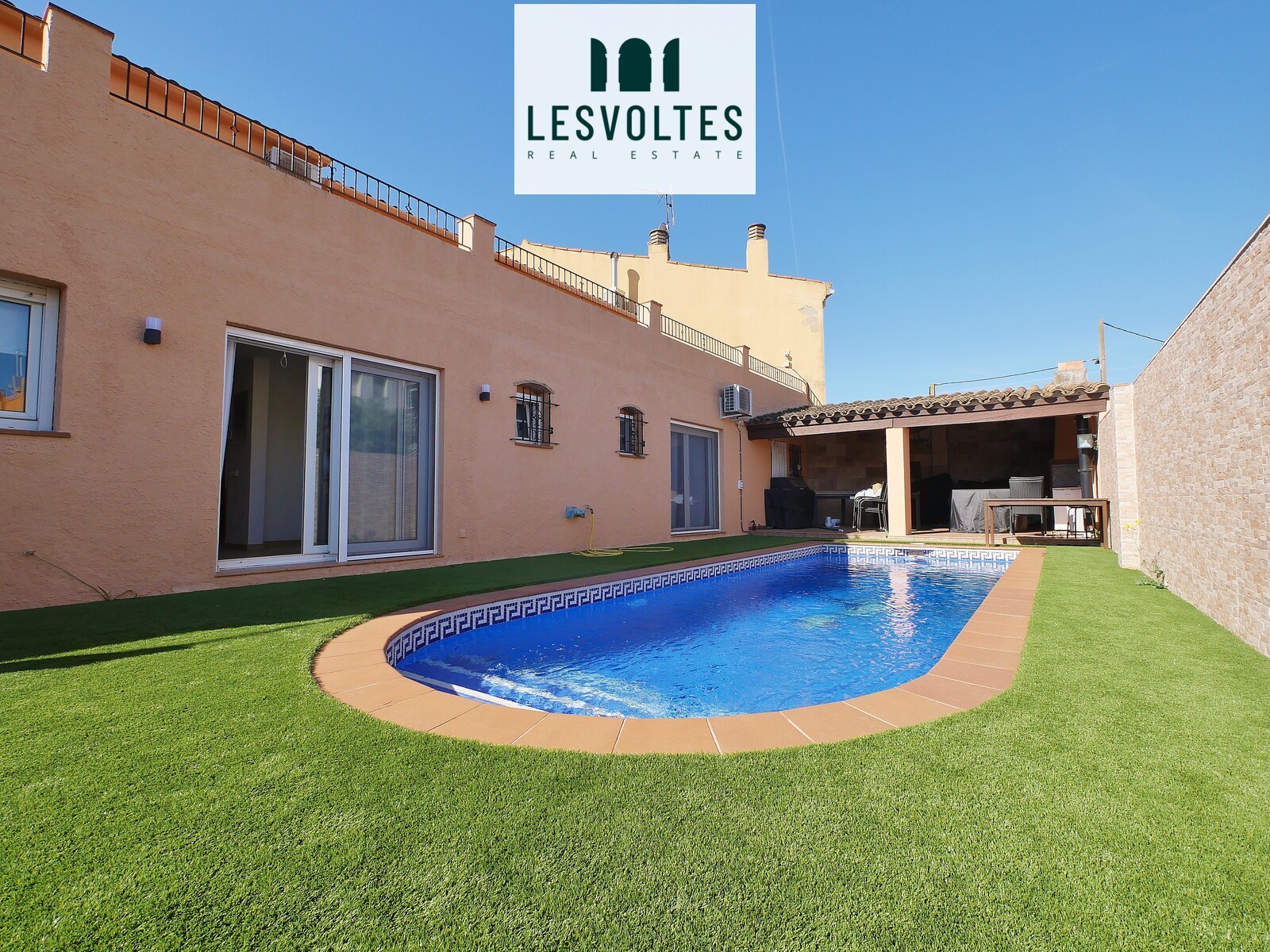 ESPECTACULAR CASA DE DUES PLANTES AMB GARATGE I PISCINA A MONT-RAS