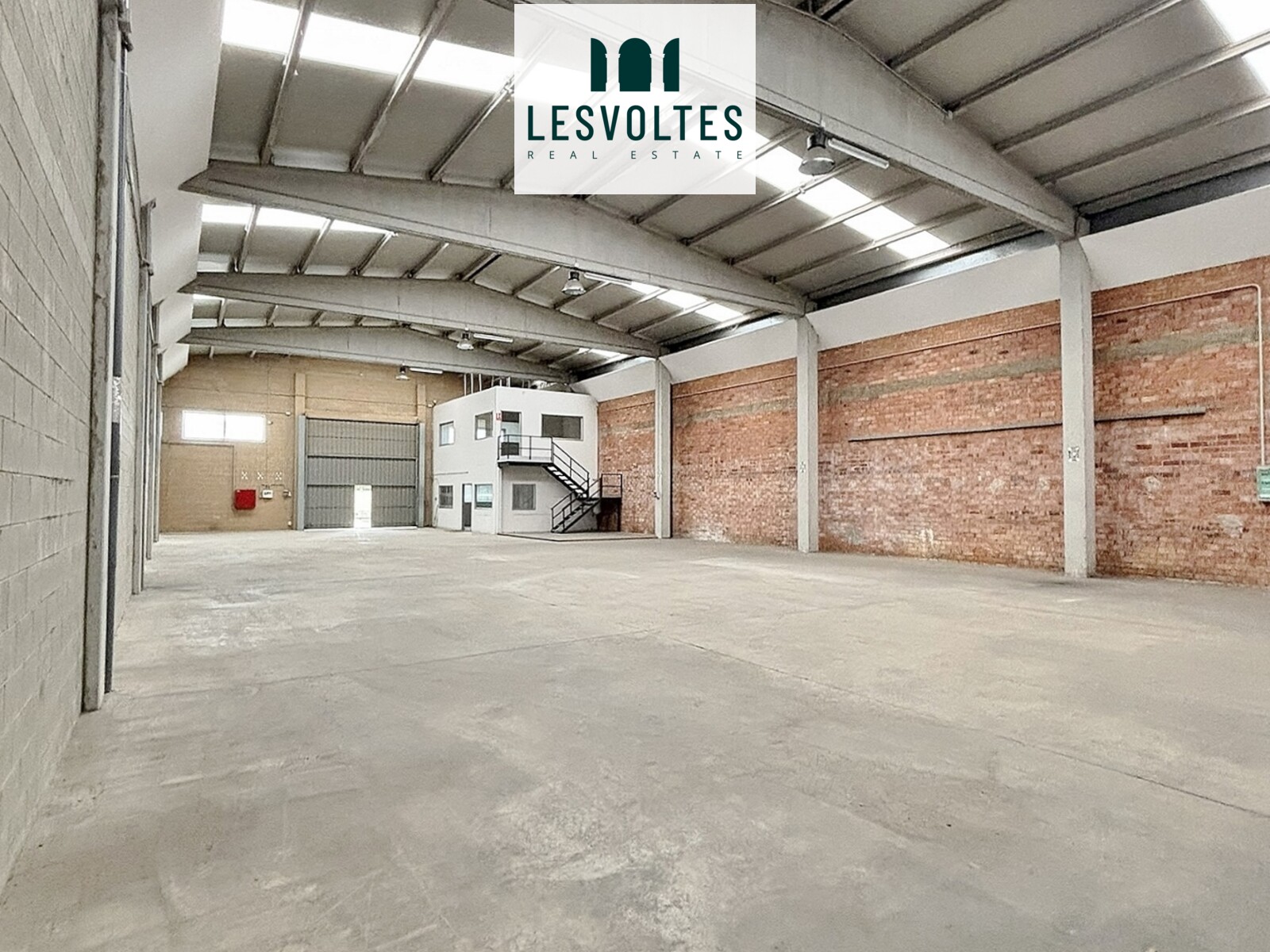 NAVE INDUSTRIAL DE 560 M², CON PATIO DE 240 M² Y ZONA DE APARCAMIENTO, EN ALQUILER EN FORALLAC.