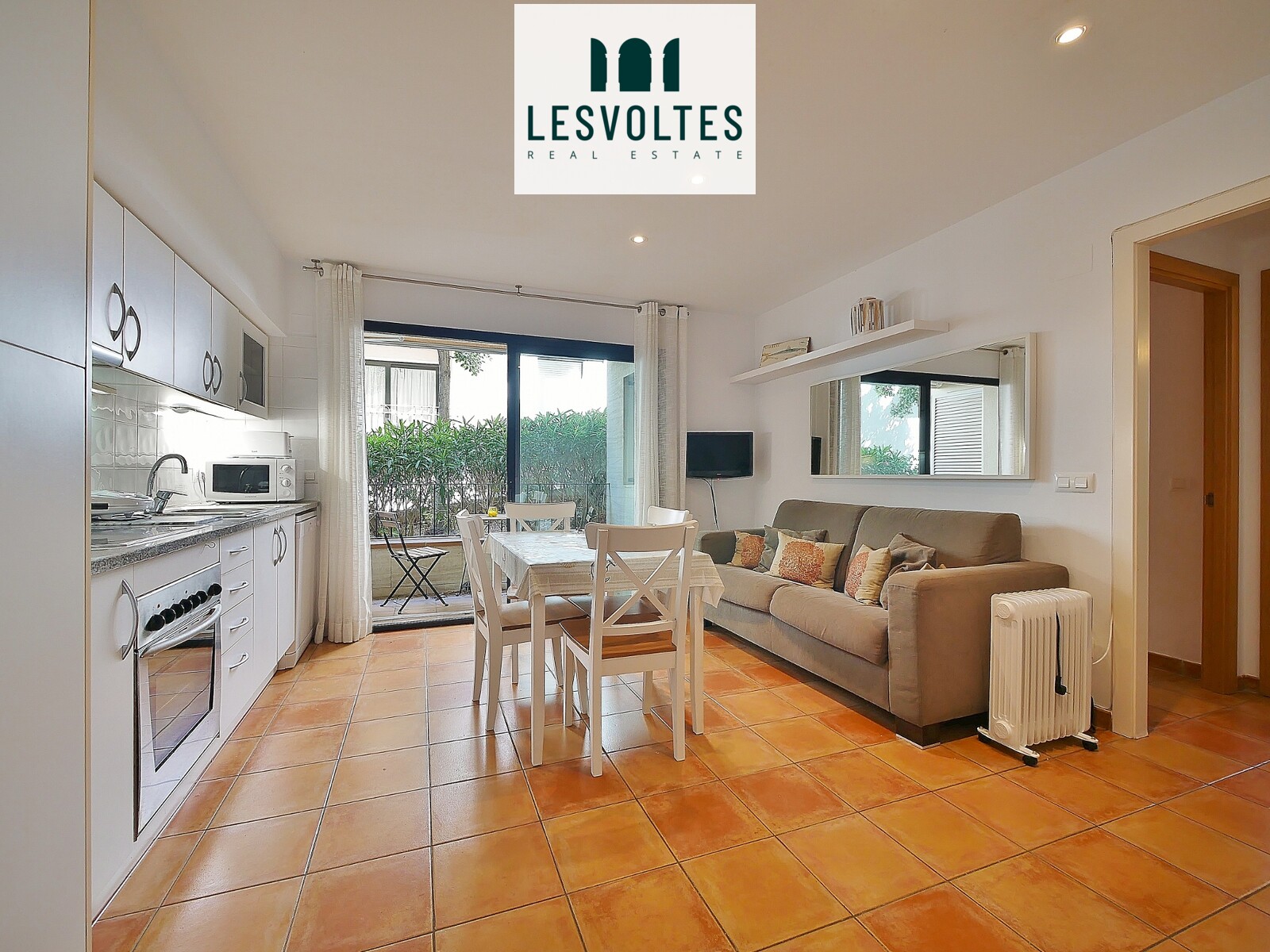 IMPECCABLE APARTMENT WITH TERRACE ON PLAYA DEL CANADELL, SECOND ROW FROM THE SEA IN CALELLA DE PALAFRUGELL