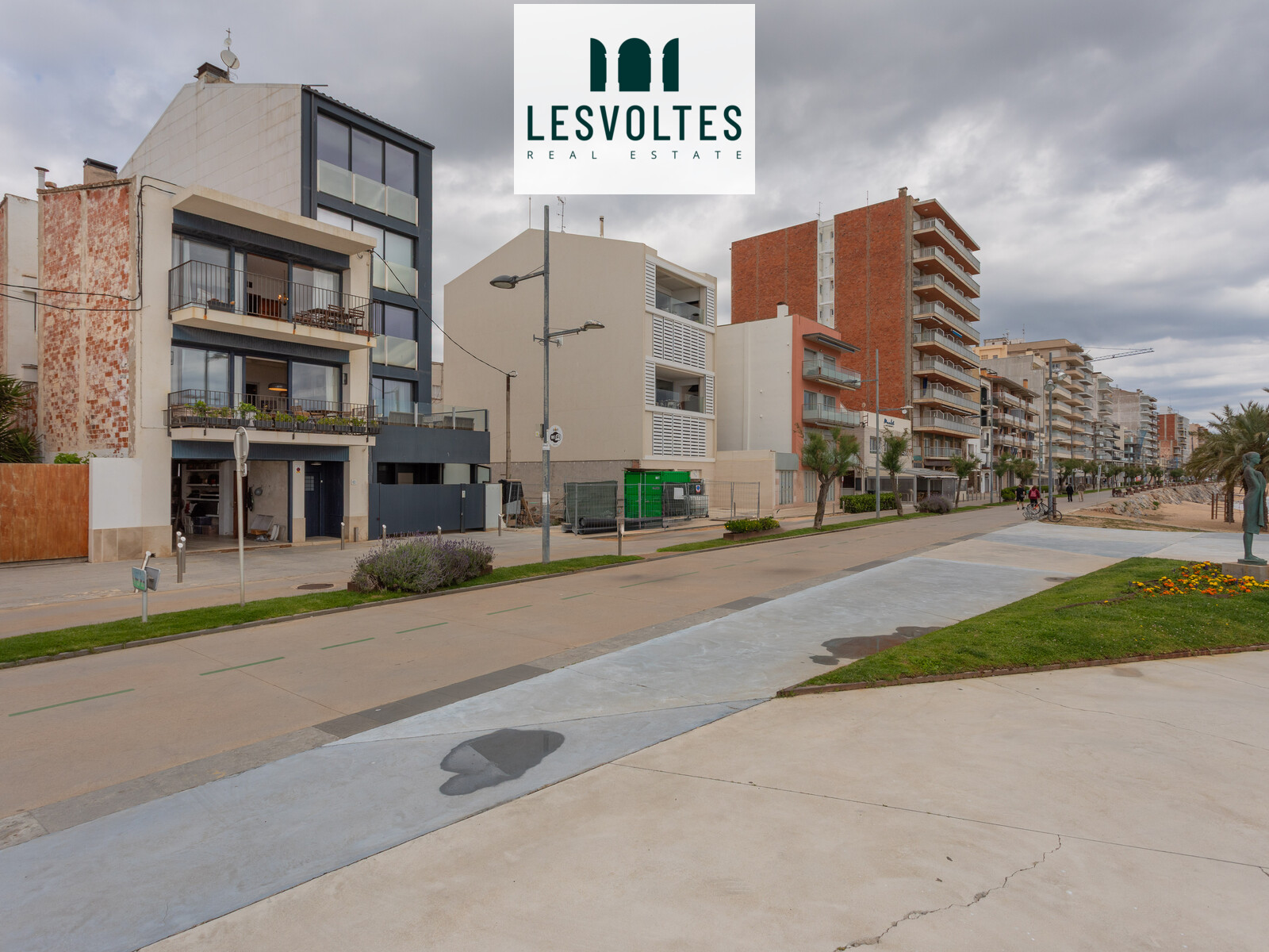 EDIFICIO EN PRIMERA LÍNEA DE MAR CON DOS VIVIENDAS, LICENCIAS TURÍSTICAS, GARAJE Y AMPLIA ZONA COMUNITARIA EN SANT ANTONI DE 