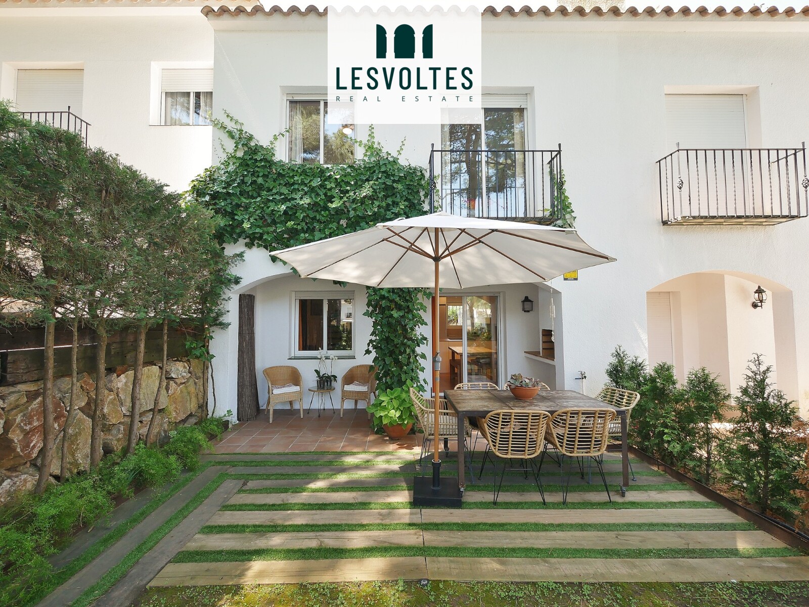 ACOLLIDORA CASA DE DUES PLANTES AMB JARDÍ I PISCINA COMUNITÀRIA A PALS