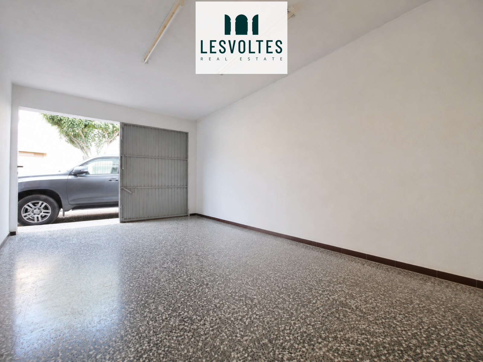 AMPLIO GARAJE CERRADO DE 42 M² A PIE DE CALLE EN PALAFRUGELL