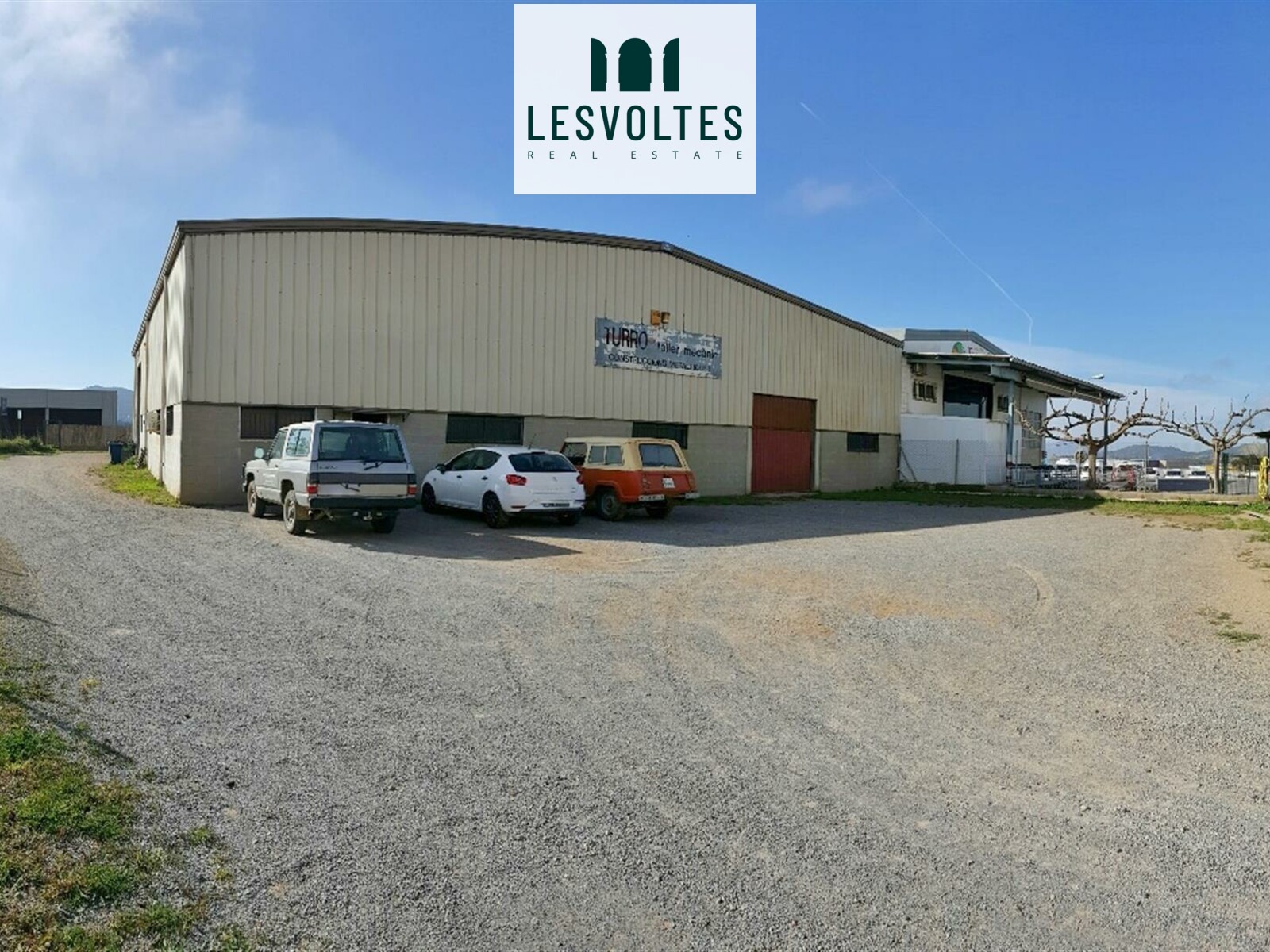 LARGE INDUSTRIAL WAREHOUSE ON THE ROAD OF 740 M2 ON A PLOT OF 1,360 M2. LOTS OF VISIBILITY