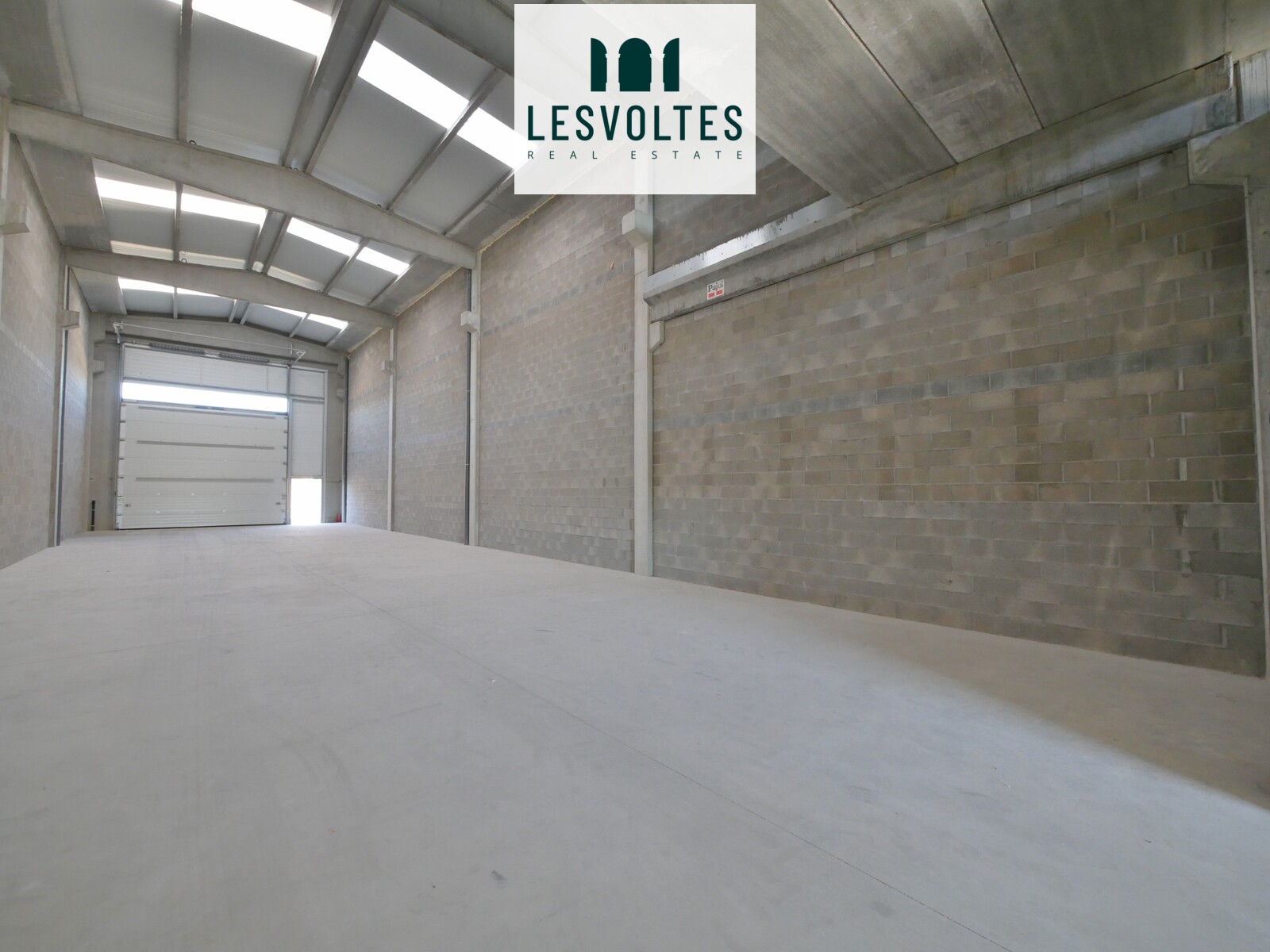 NAVE INDUSTRIAL DE 350 M2 EN PLANTA BAJA CON ALTILLO DE 100 M2 EN ALQUILER EN VULPELLAC.